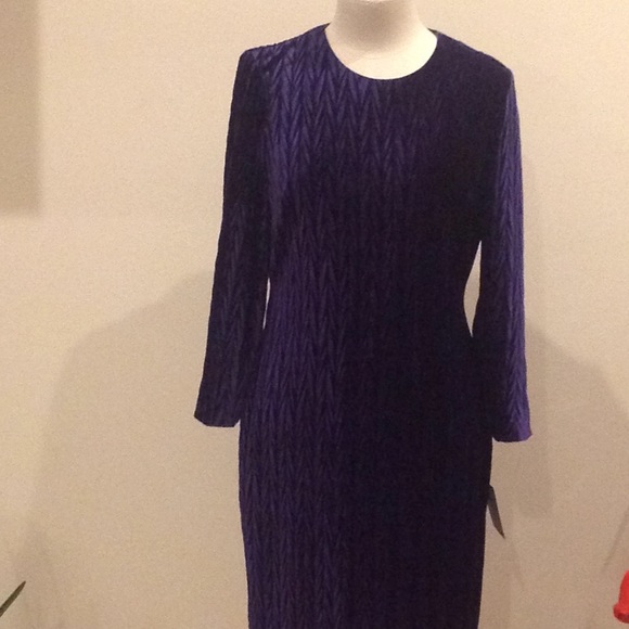 Maggy London Chevron Pleat Velvet Sheath Dress - Picture 6 of 8